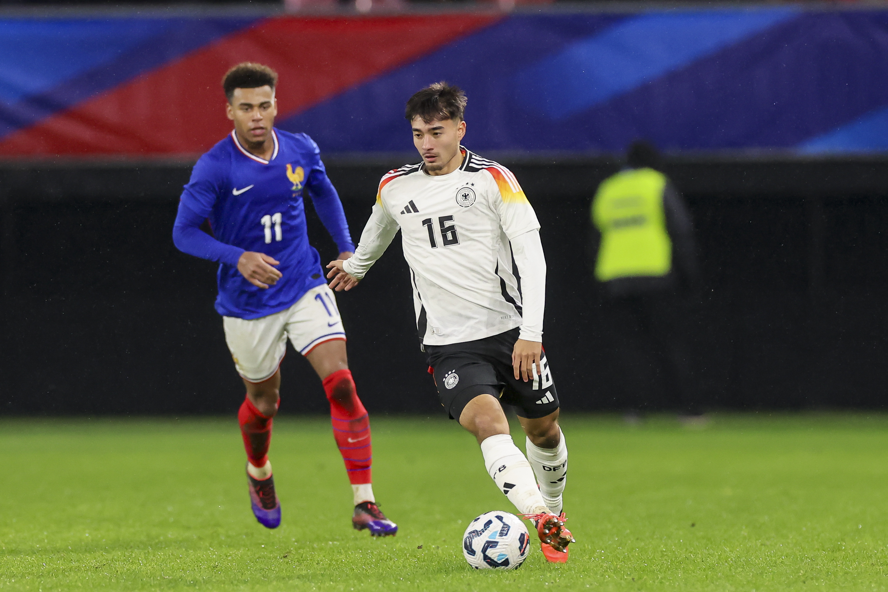  韓國(guó)也要?dú)w化！韓國(guó)主帥親承，已接觸21歲德國(guó)中場(chǎng)新星卡斯特羅普