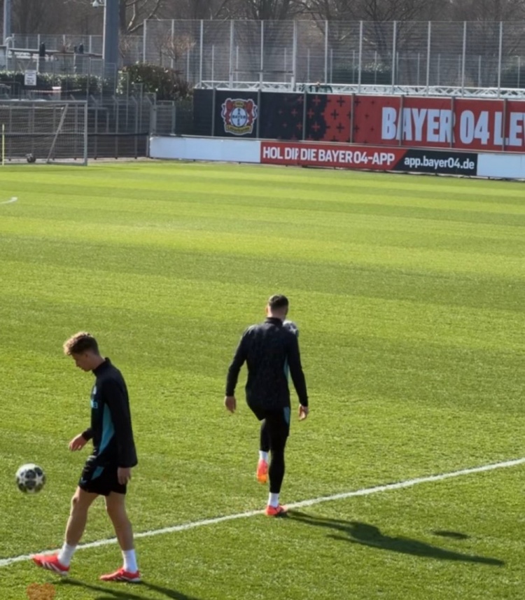  記者：扎卡&塔普索巴參加藥廠賽前最后一練，預(yù)計(jì)都將首發(fā)戰(zhàn)拜仁