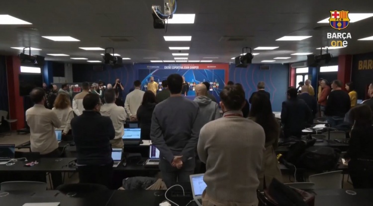  歐冠對陣本菲卡賽前發(fā)布會，弗里克&記者為米尼亞羅默哀1分鐘