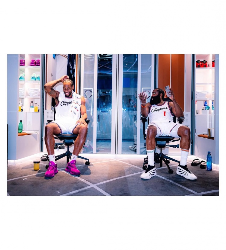  兄弟齊心收比賽！哈登曬照：小卡在更衣室笑開花