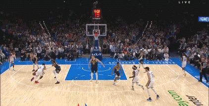  踩空滑了一下！杰倫威突破倒地后右腿不舒服 回更衣室了