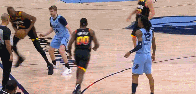  整兩句唄？！杜蘭特被斯潘塞推搡 莫蘭特為隊友出頭與KD交流起來