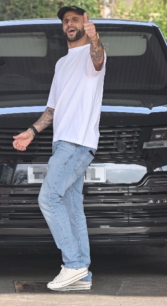  太陽報：沃克被拍到和妻子安妮一起出行，據說他們正在解決問題