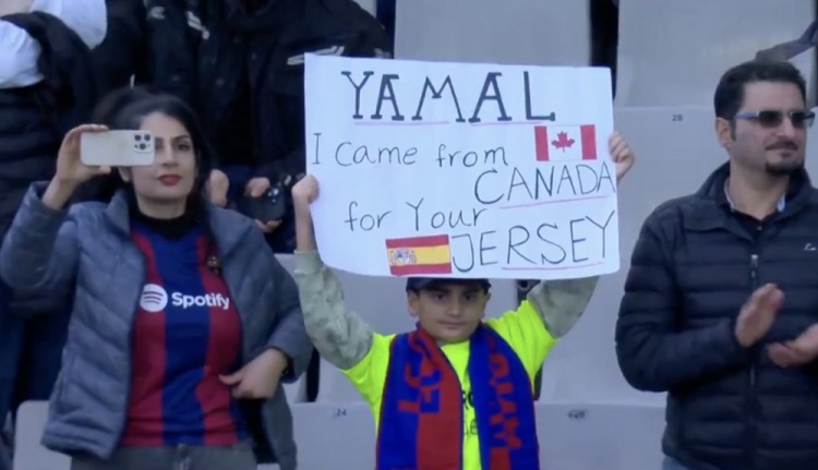  遠(yuǎn)渡重洋！現(xiàn)場小球迷手舉橫幅：我來自加拿大，想要亞馬爾的球衣