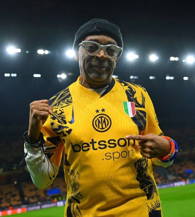  原來是內(nèi)拉！名導斯派克-李現(xiàn)場觀戰(zhàn)國米VS費耶諾德