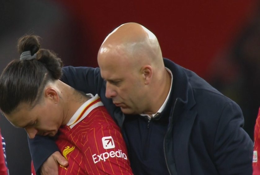  失落！努涅斯點球戰(zhàn)罰失，賽后斯洛特、貢薩洛上前安慰