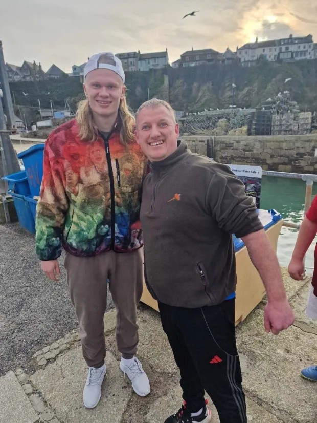  太陽(yáng)報(bào)：哈蘭德利用空閑時(shí)間和朋友前往戶(hù)外釣魚(yú)，并且釣到了魚(yú)