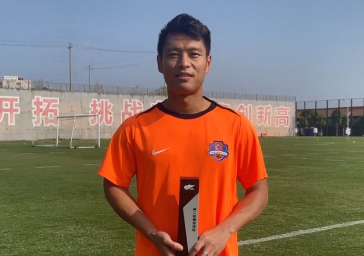  楊超聲領(lǐng)取第二輪最佳球員獎(jiǎng)杯：我們會(huì)繼續(xù)加油，全力以赴