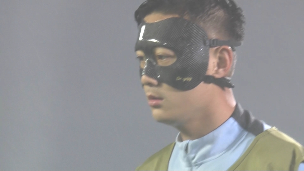  此前未佩戴！蔣圣龍亞冠賽前熱身戴上面具，曾在月初比賽面部受傷