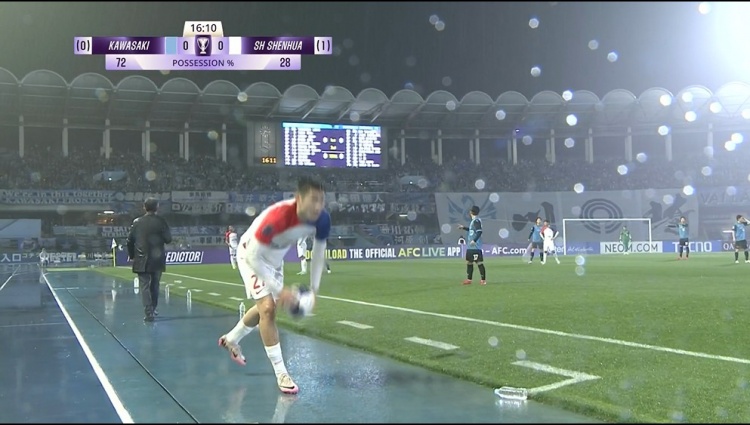  下大雨！記者：川崎主場草皮質(zhì)量相當可以，這么大雨一點積水也沒