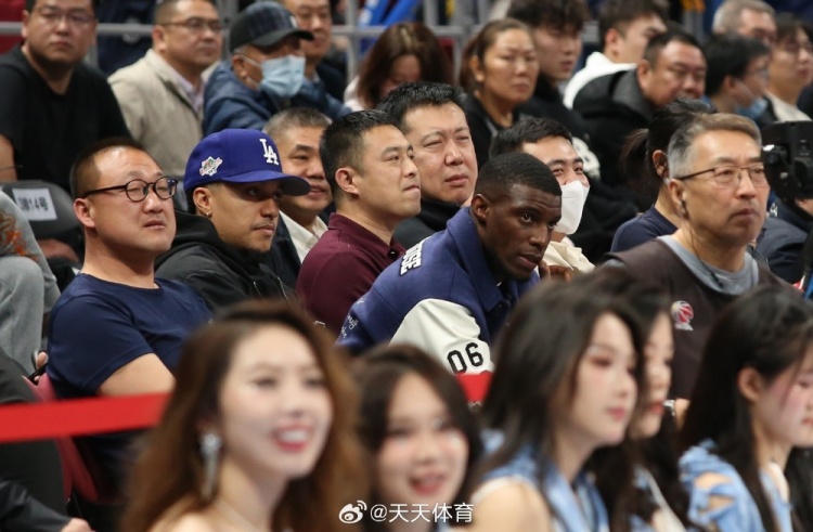  真籃球迷！國(guó)安外援法比奧攜玉昆外援科斯塔來(lái)到五棵松觀戰(zhàn)CBA