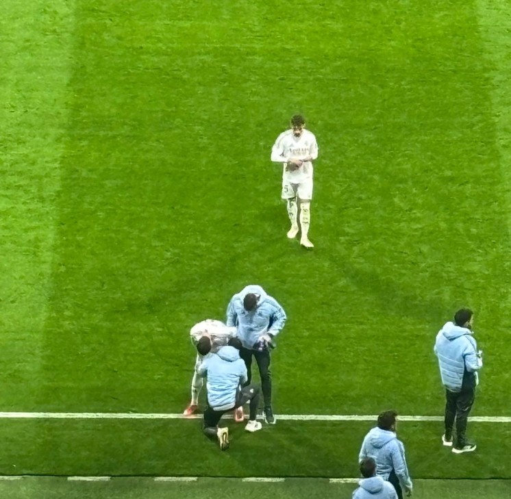  希望無礙，在維尼修斯踢點球的間隙，巴爾韋德在場邊接受治療