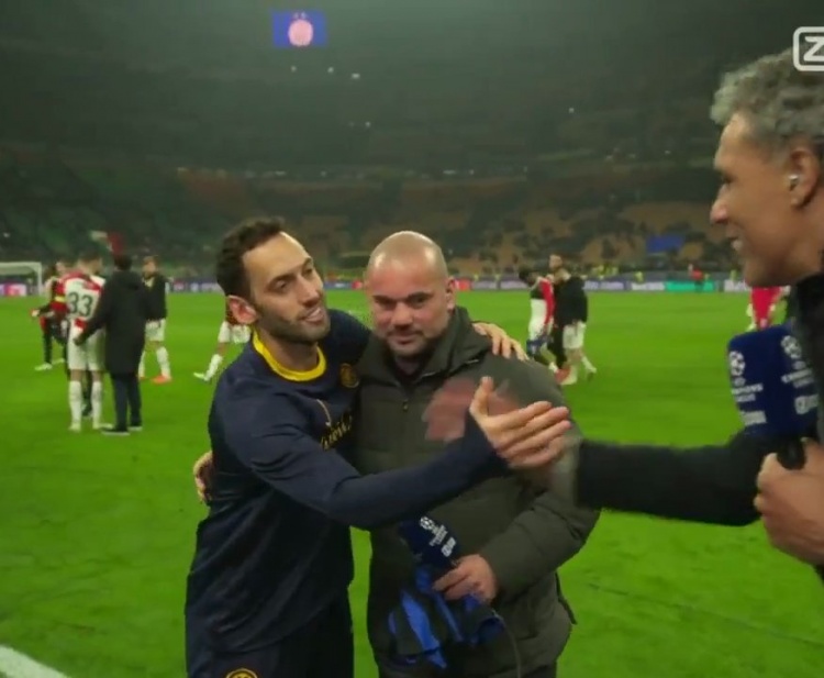  恰爾汗奧盧闖入斯內德的直播，與他擁抱并向他贈送了一件國米球衣