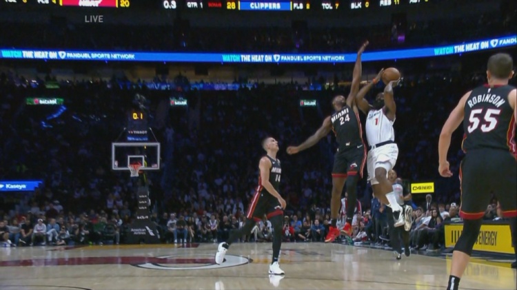  爭分奪秒！哈登后場推進漂移三分被壓哨犯規(guī)！3罰2中！