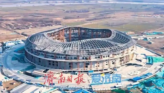  魯媒：戴上1.6萬噸“鋼鐵巨冠”，黃河體育中心球場完成屋蓋施工