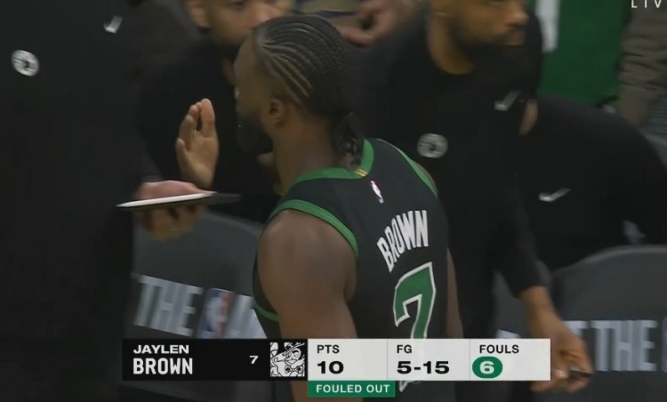  不冷靜??！杰倫-布朗籃下逼搶霍姆格倫賠上犯規(guī) 6犯離場(chǎng)！