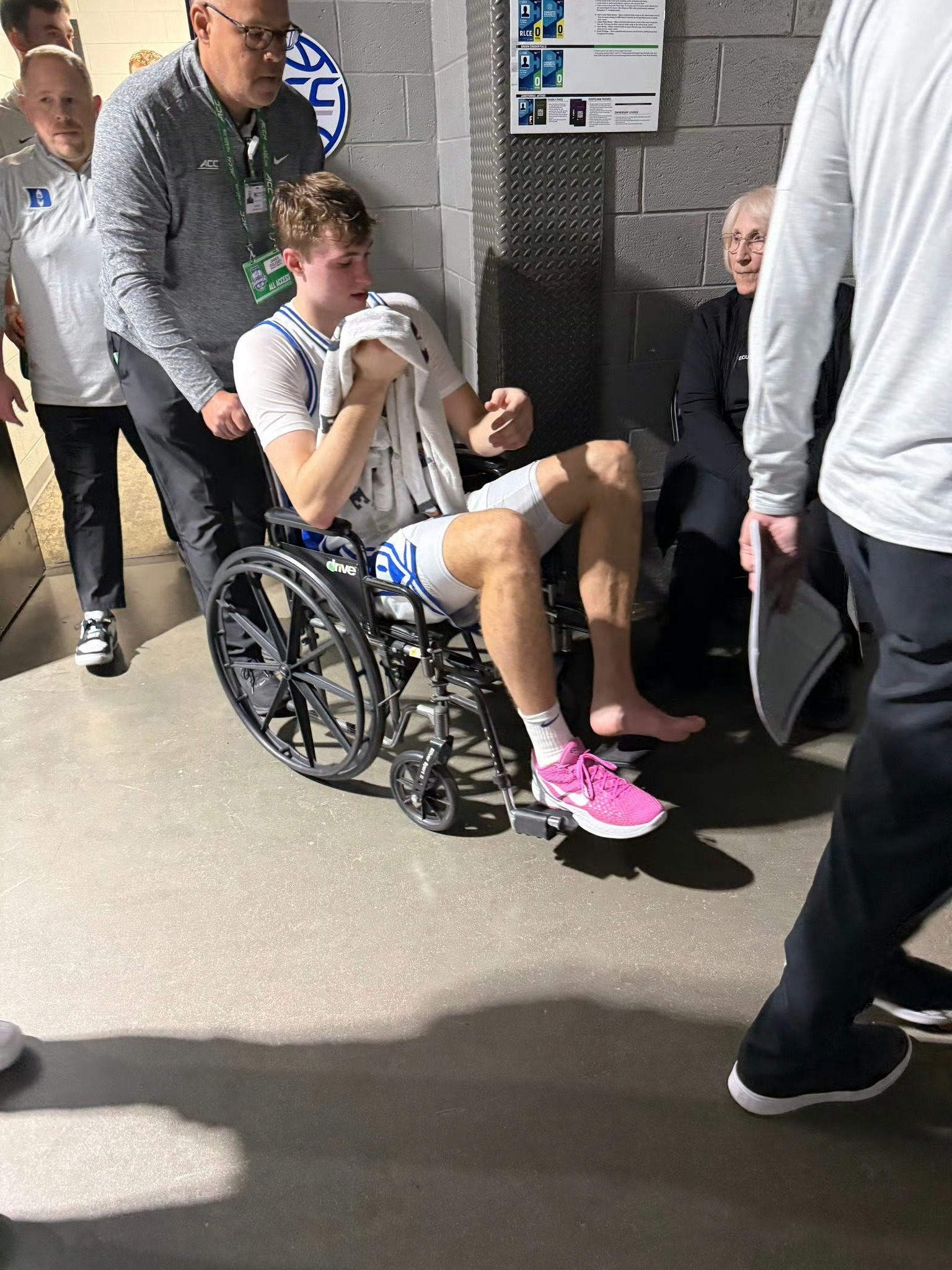  萬(wàn)幸！弗拉格左腳踝扭傷被輪椅推離球場(chǎng) X光檢查結(jié)果為陰性