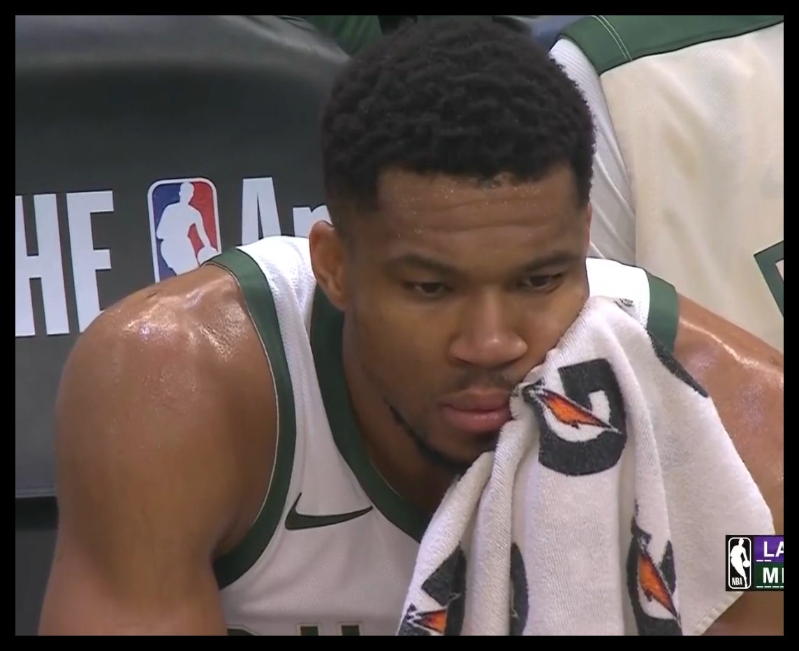  在想什么呢？雄鹿大比分領(lǐng)先湖人 字母哥在替補席若有所思~