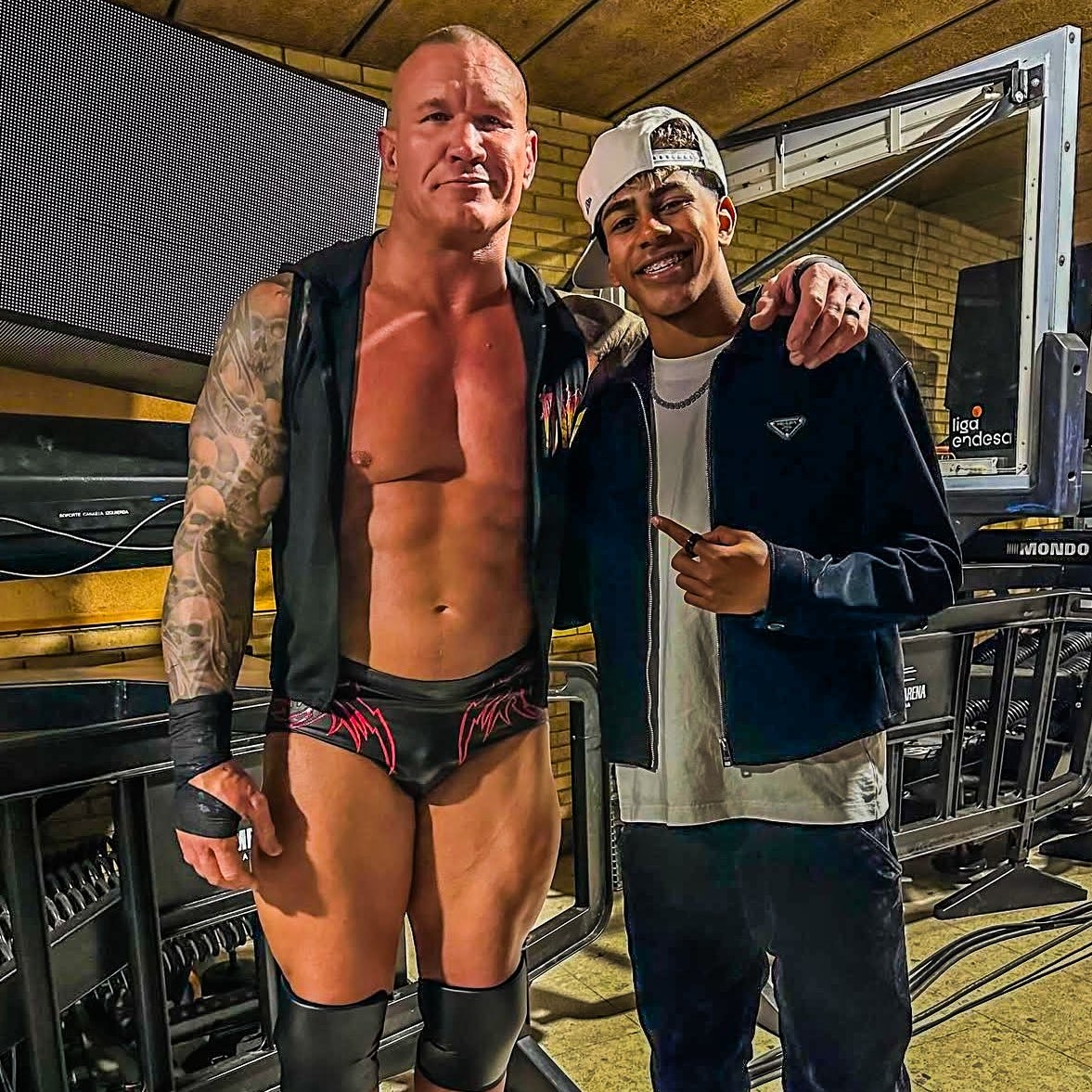  小心RKO！亞馬爾現(xiàn)場觀戰(zhàn)WWE，和奧爾頓、Triple H等合影