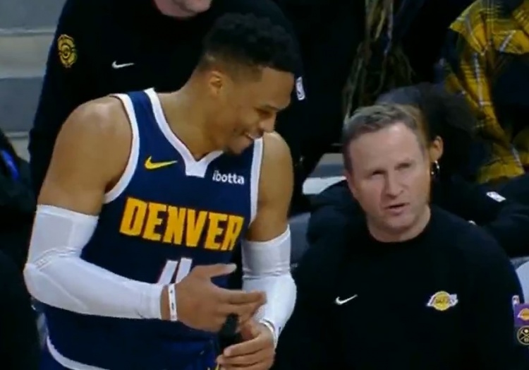  很輕松??！威少在場邊和恩師斯科特-布魯克斯聊上幾句