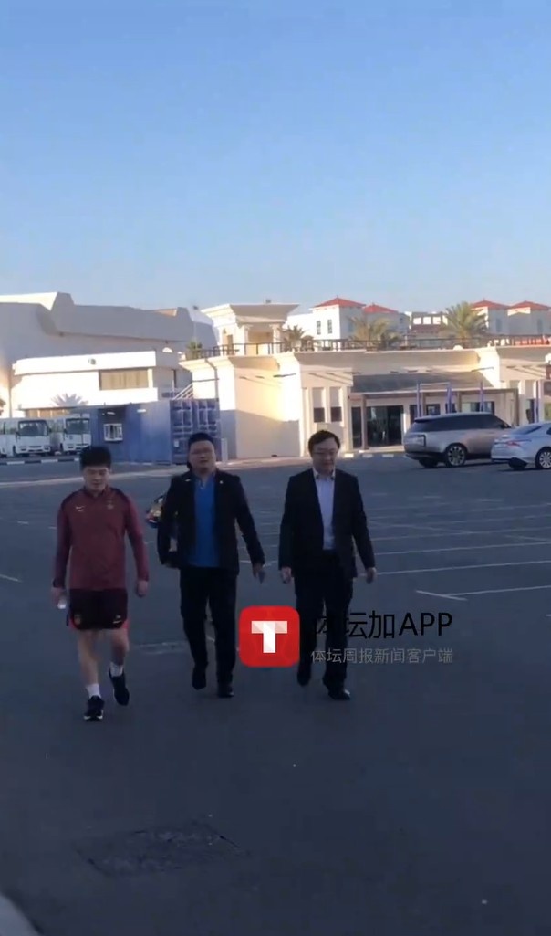  馬德興：迪拜領(lǐng)事館官員來到訓(xùn)練場地看望國足