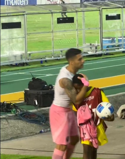 暖男！蘇亞雷斯賽后將球衣送給牙買(mǎi)加小球迷，并擁抱致意