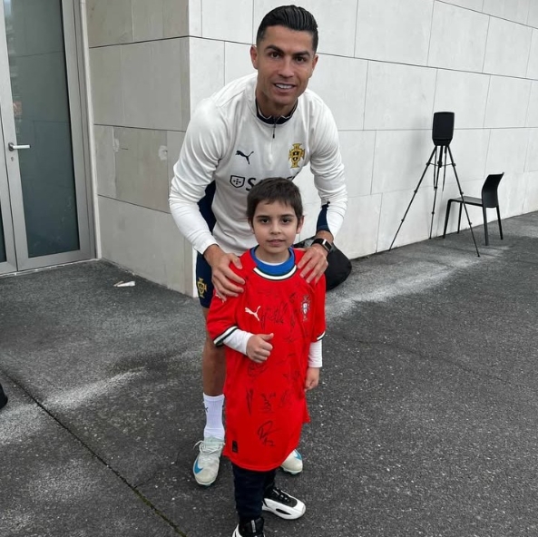  暖心！回國(guó)備戰(zhàn)間隙，C羅和病重小球迷見面并合影留念