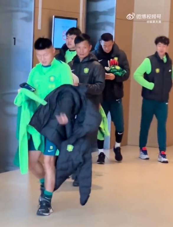  博主：張源出現(xiàn)在國安駐地仍步履蹣跚，韓佳奇、吳少聰參加訓(xùn)練