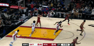  力劈華山！韋爾腳踩彈簧禁區(qū)內(nèi)起飛 雙手砸扣斯圖爾特