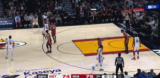  大鵬展翅！康寧漢姆突破送妙傳 奧薩爾起飛雙手暴力砸進(jìn)籃筐