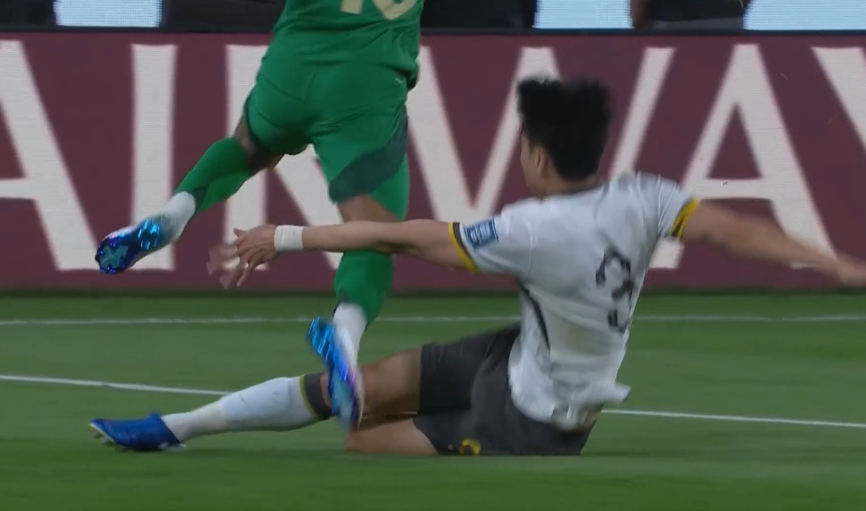  有點莽！高準翼邊路鏟倒對手，裁判吹罰犯規(guī)但未出牌