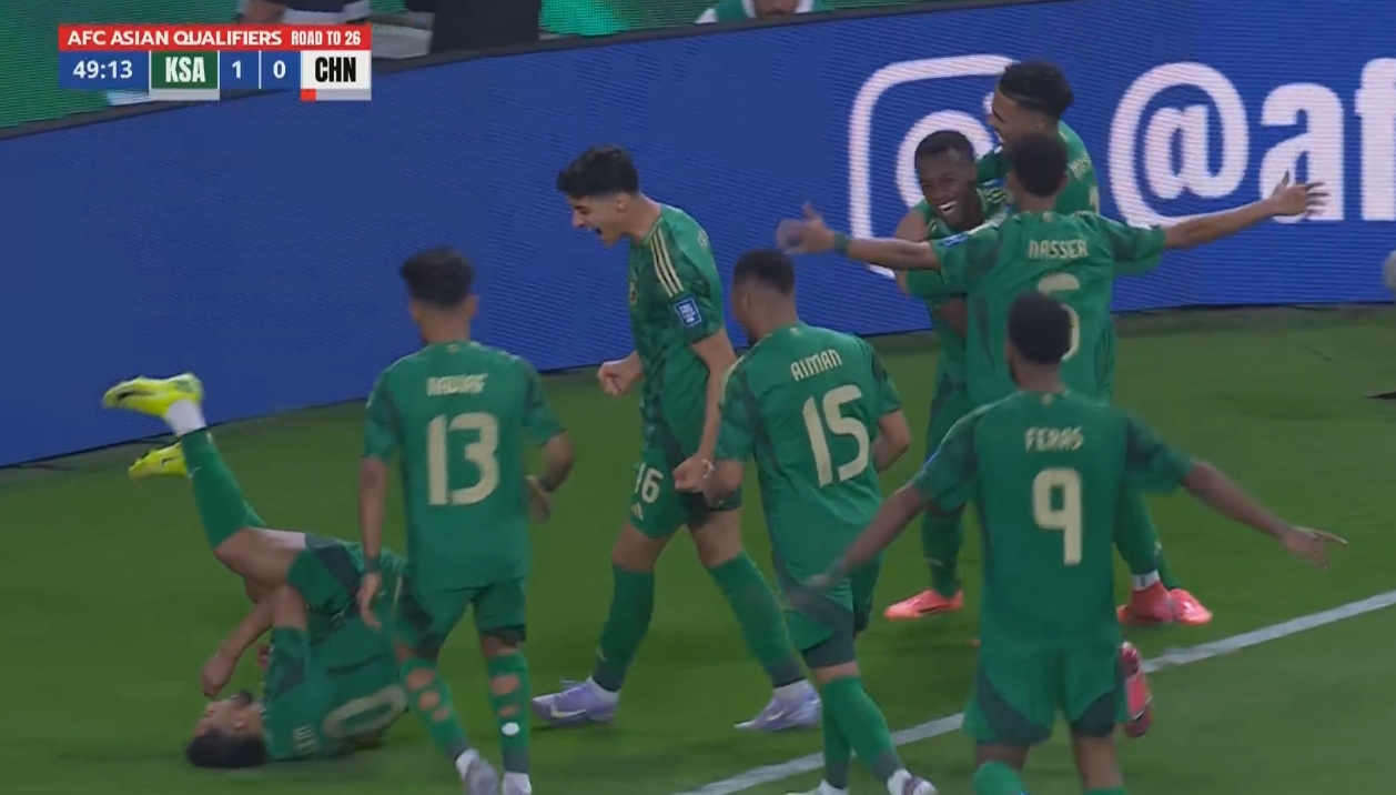 沒守住！10人國足0-1落后沙特，王大雷撲救后多薩里再射破門