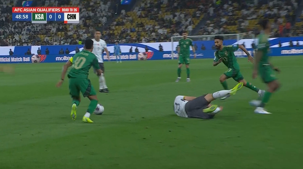  正常對(duì)抗or犯規(guī)？拜合拉木后場護(hù)球被斷，沙特就地進(jìn)攻取得進(jìn)球
