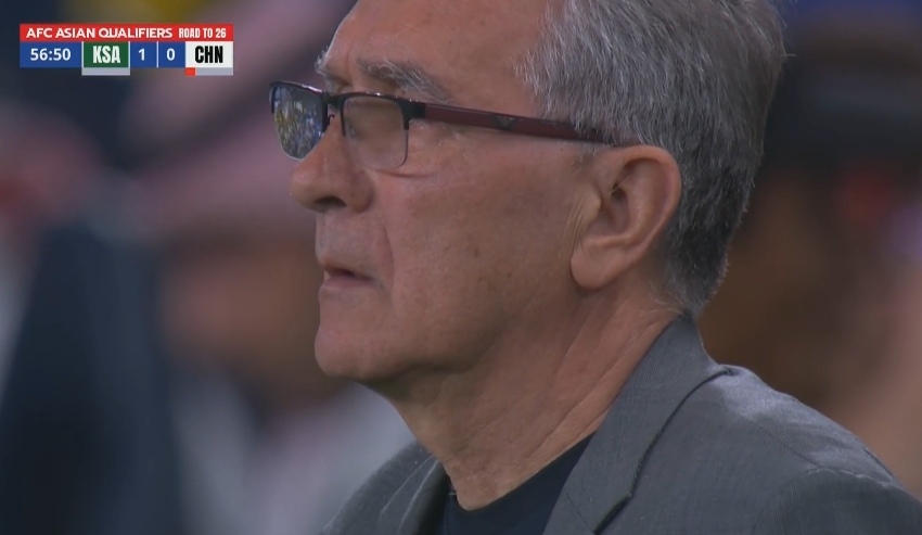  路在何方？0-1落后+少打一人，場邊伊萬科維奇眉頭緊鎖