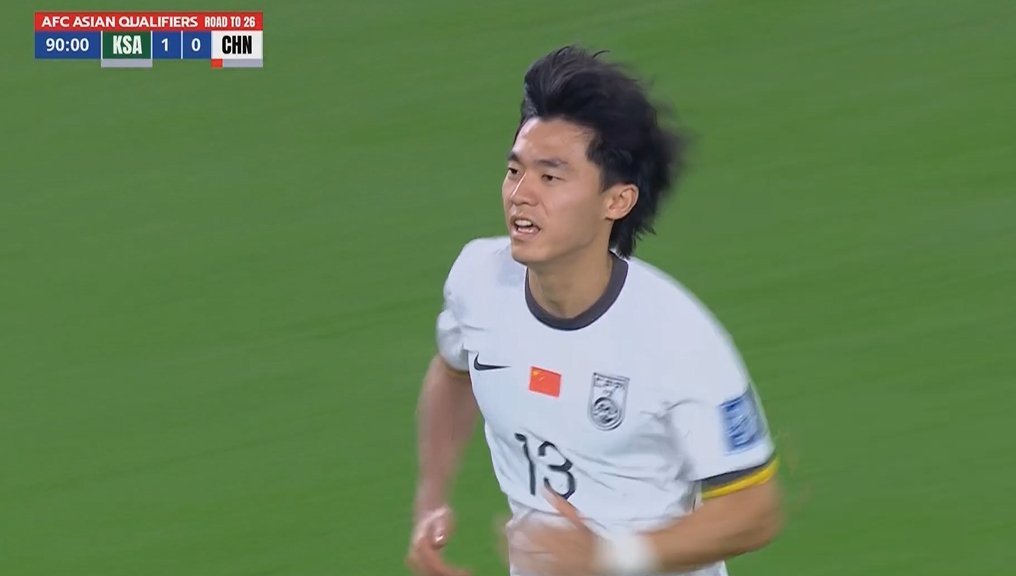  國足第90分鐘換人，胡荷韜登場換下謝文能