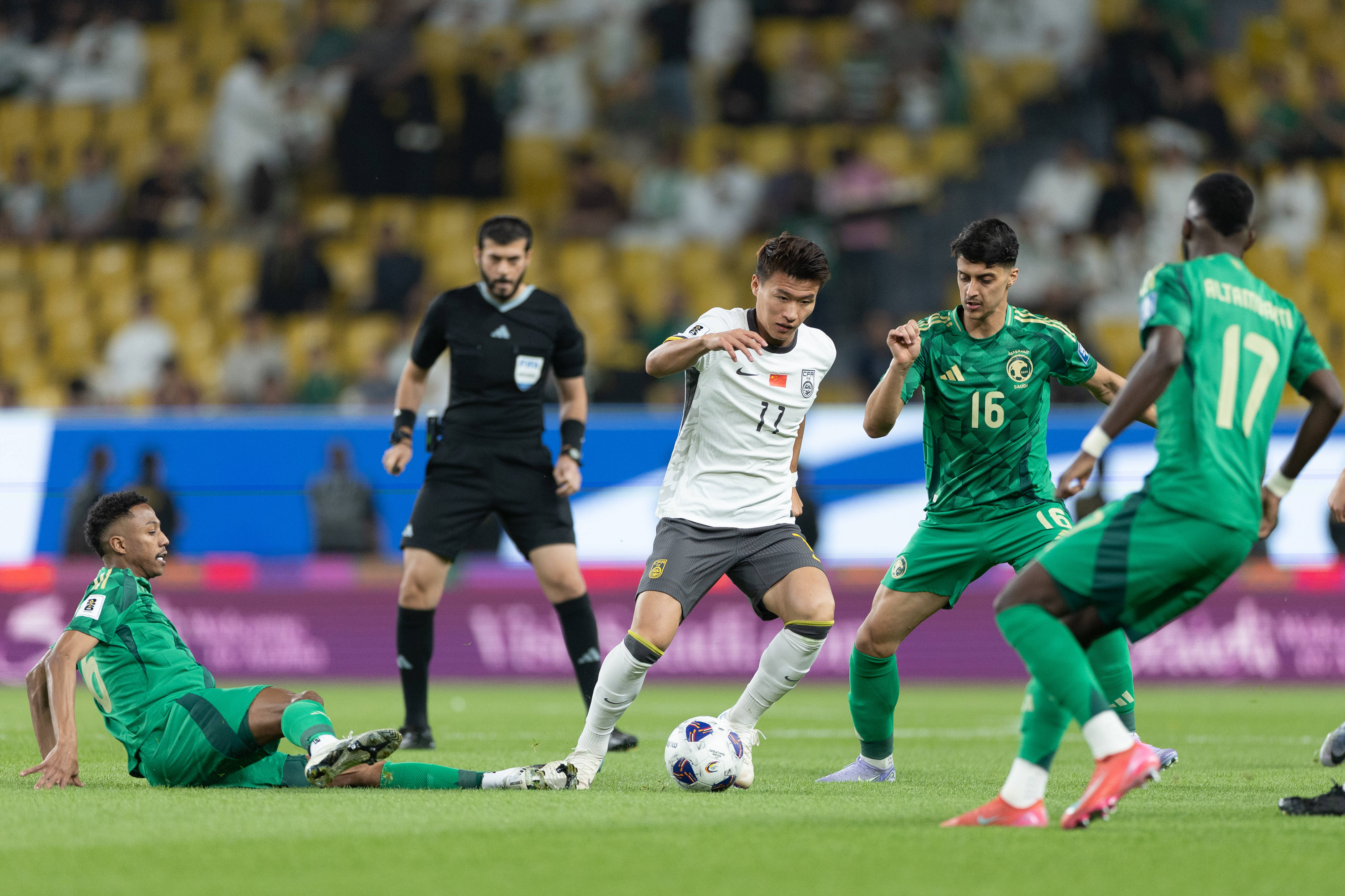  遭壓制！國足vs沙特全場：國足0射正+紅牌；沙特狂轟20腳+中橫梁