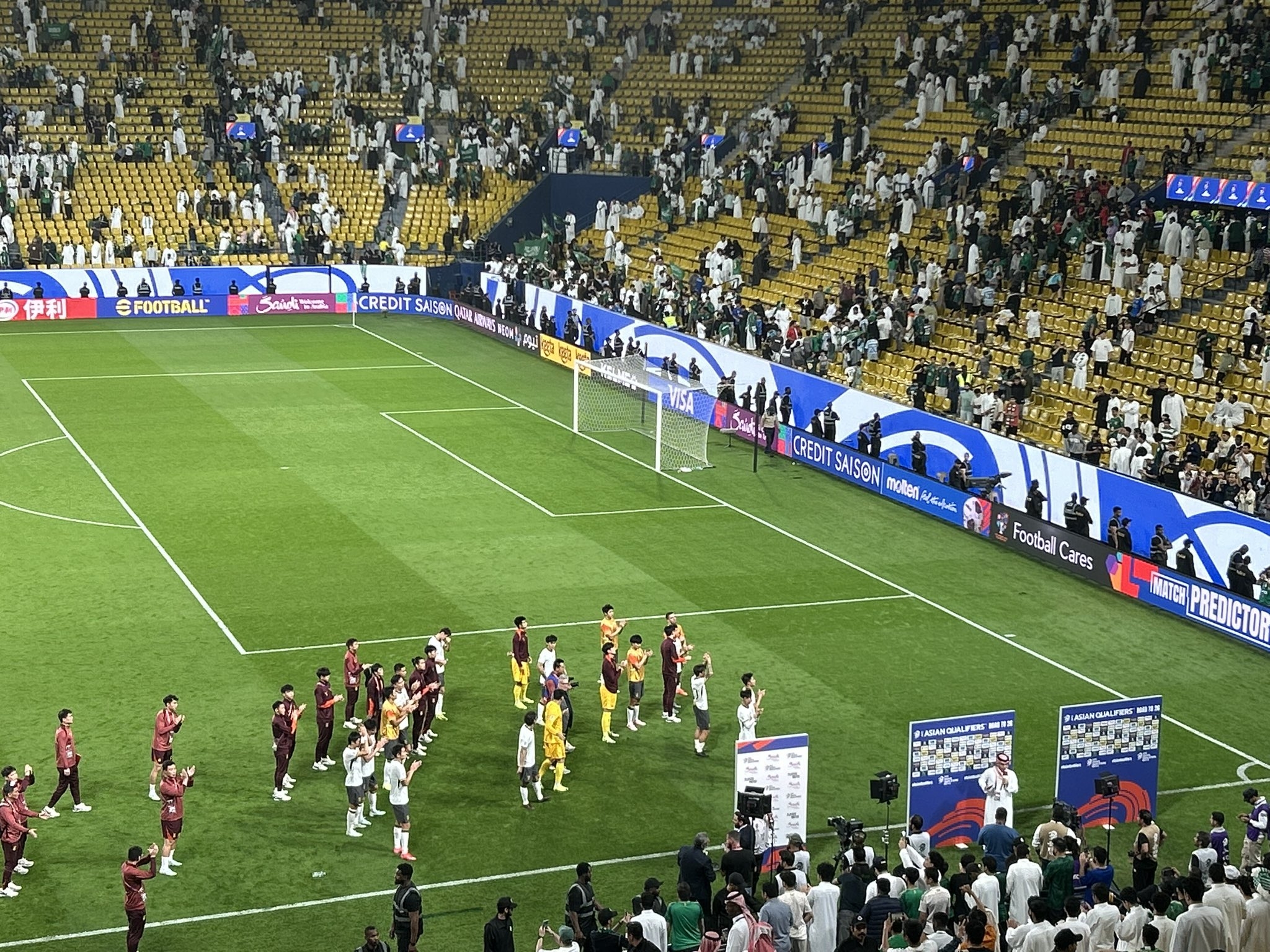  客場(chǎng)遺憾落敗，國(guó)足球員賽后向球迷謝場(chǎng)