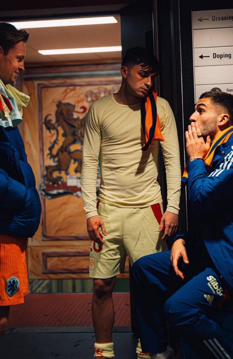  德容、費(fèi)蘭、佩德里賽后相聚聊天，佩德里一臉疲憊