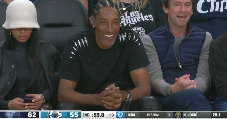  助陣親兒子！皮蓬現(xiàn)場觀戰(zhàn)灰熊比賽 小皮蓬進(jìn)球后非常開心