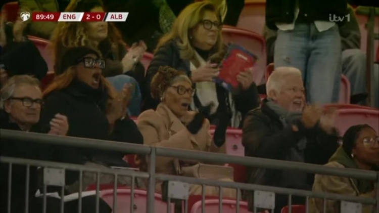  高興壞了！斯凱利英格蘭首秀破門，姐姐和奶奶在看臺擁抱慶祝