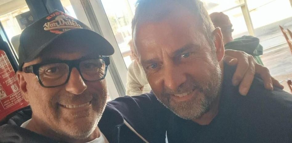  世體：巴薩主帥弗里克在西班牙小島度假，和球迷偶遇合影