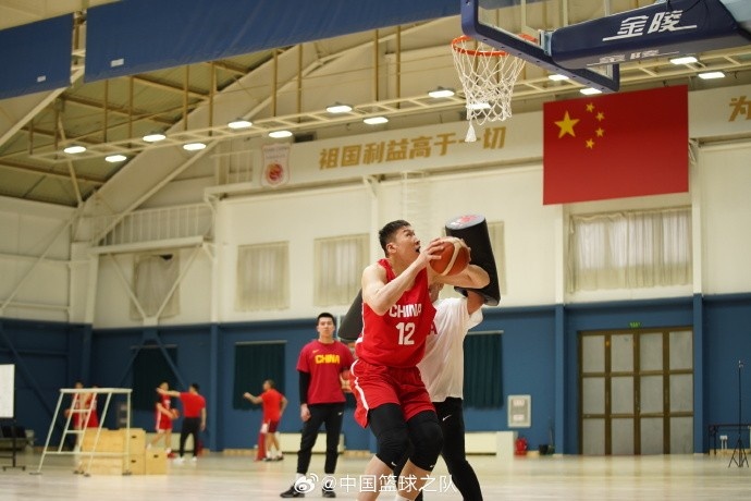  中國(guó)籃球之隊(duì)官博：大塊頭 大能量 祝李炎哲25歲生日快樂(lè)！