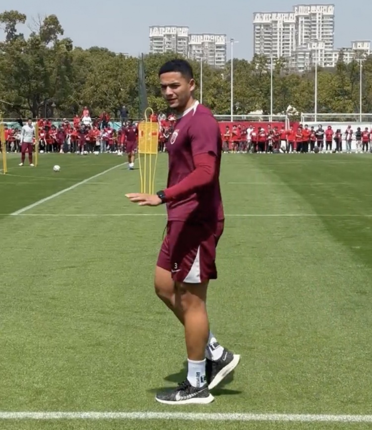  跟隊(duì)記者曬海港訓(xùn)練：武磊、蔣光太接受治療 馮勁、徐新慢跑恢復(fù)