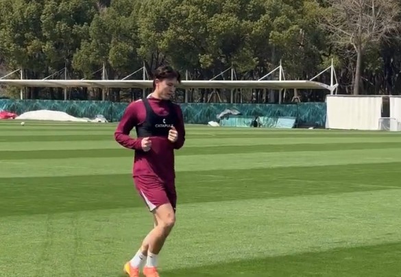  記者：沈子貴在教練帶領(lǐng)下恢復(fù)，去年遭右腿十字韌帶完全斷裂