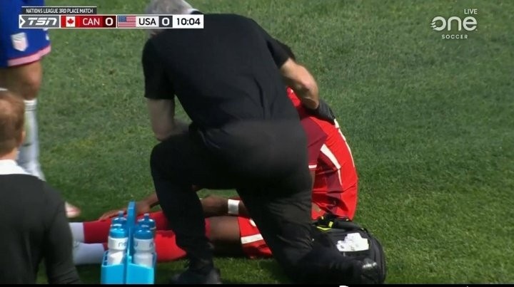  并無大礙！記者：戴維斯右膝敷冰袋&無明顯跛行，自稱情況良好