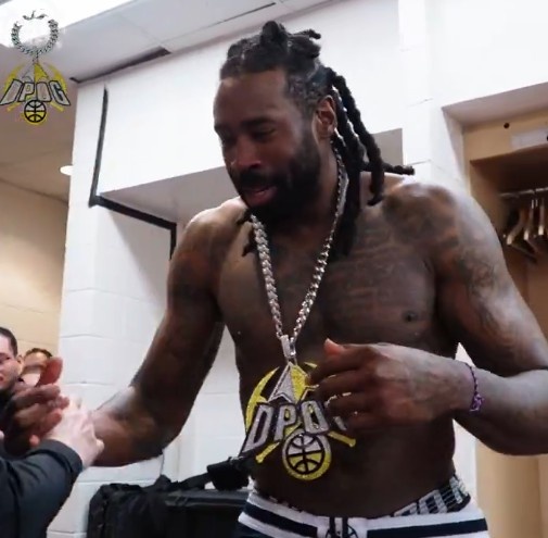  頂替約老師首發(fā)砍11+15+4！馬龍賽后將大金鏈子頒給小喬丹