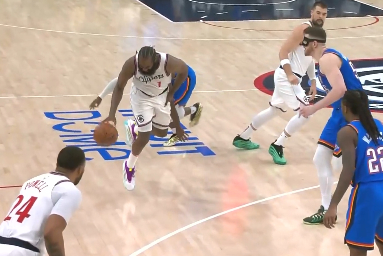  被多特貼身頂翻！哈登捂著自己的大腿痛苦倒地！好在無礙繼續(xù)比賽