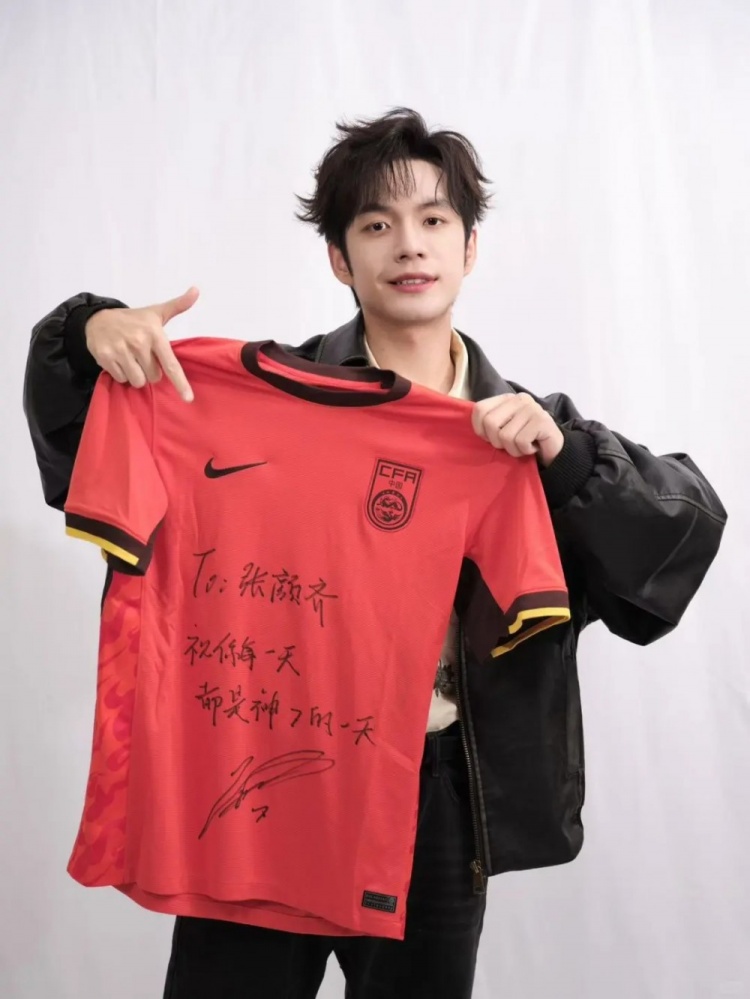  歌手張顏齊曬武磊to簽國(guó)足球衣，武磊評(píng)論：也是神“齊”的一天