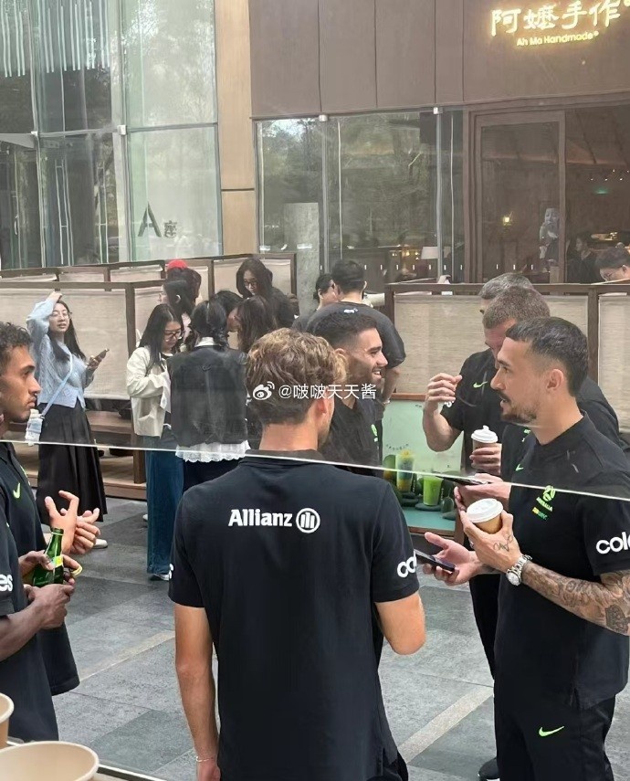  松弛感拉滿！澳大利亞隊員在杭州街頭喝奶茶