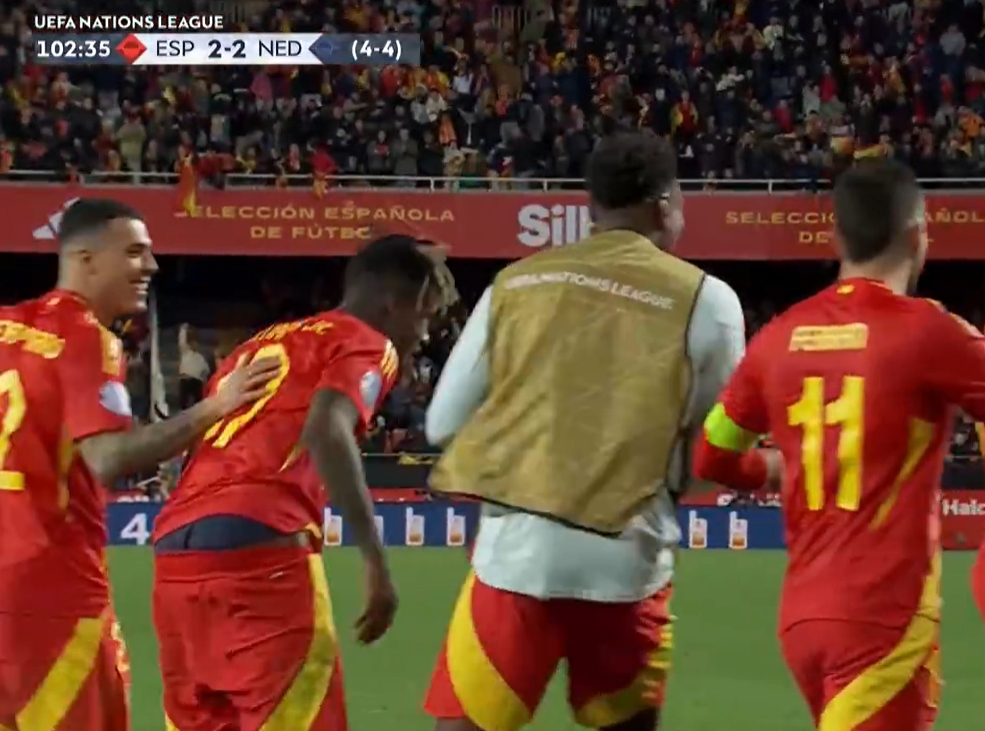  尼科的內(nèi)褲都露了！亞馬爾故意拉低球褲“吊兒郎當(dāng)”回?fù)舴兜路ㄌ? class=